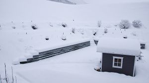 Garten mit Gartenhaus, Gabionen und Hang im Winter stark im Schnee