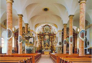 Traunkirchner Hauptkirche von innen, mit Hochaltar und Fischerkanzel